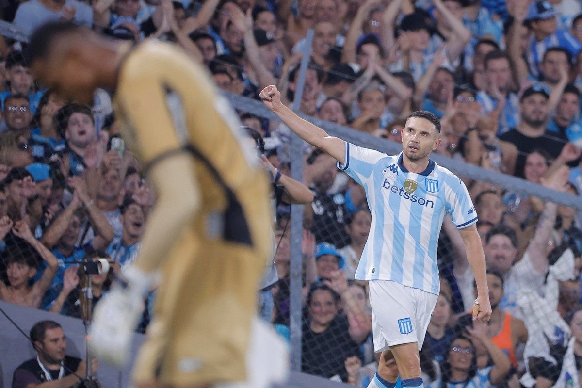 Racing acaricia la Recopa Sudamericana tras superar claramente a Botafogo. EFE