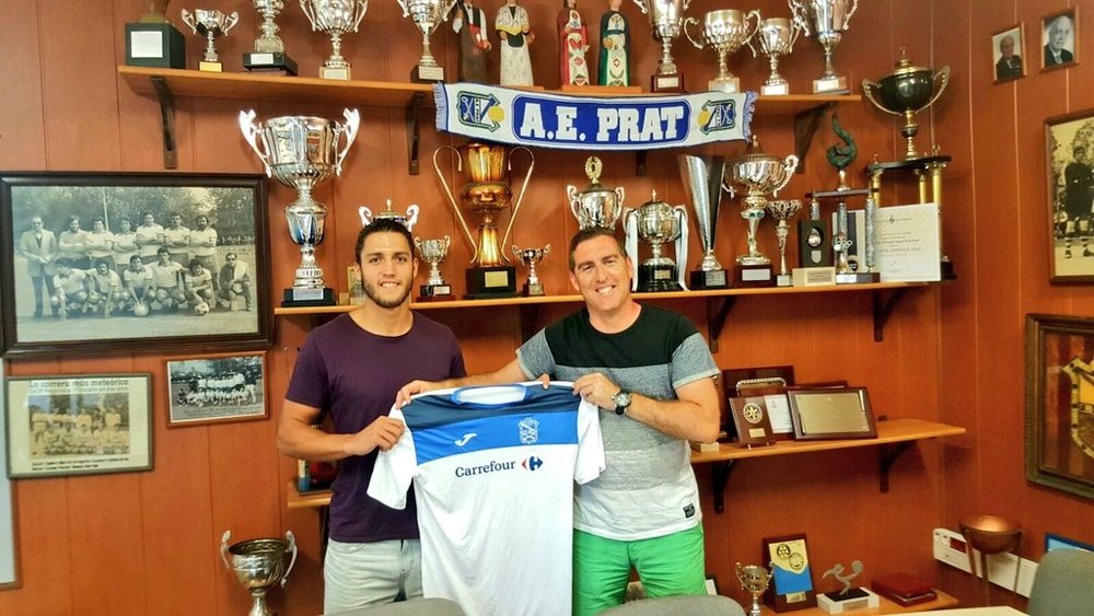 Adrián Montoro posa con la camiseta del Prat. AEPrat