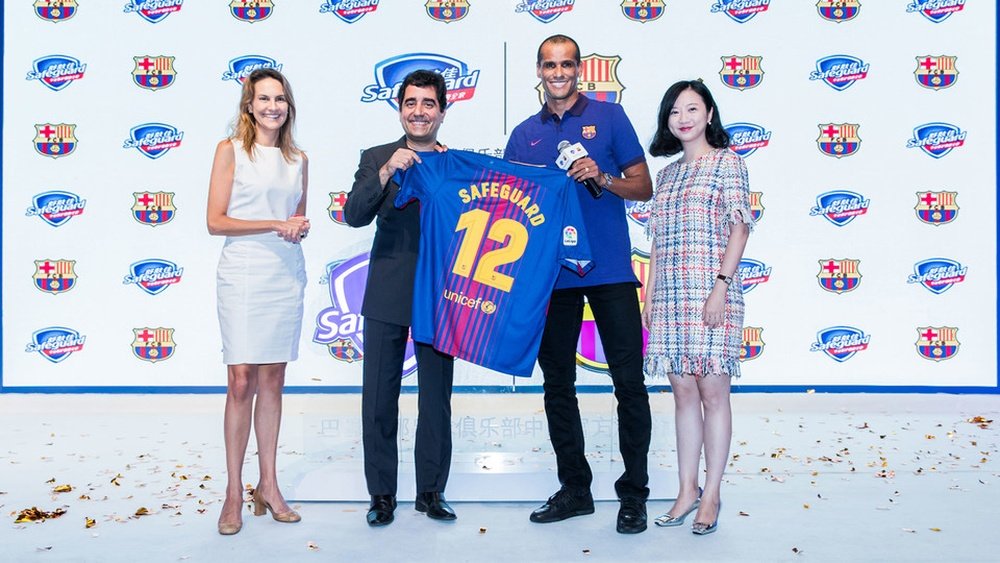 Adriana Novais, Freddy Bharucha, Rivaldo y Stephanie Chen posan con el nuevo patrocinador del Barça.