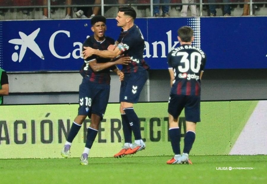 Adu Ares y Álex Calvo estrechan la cima en Segunda