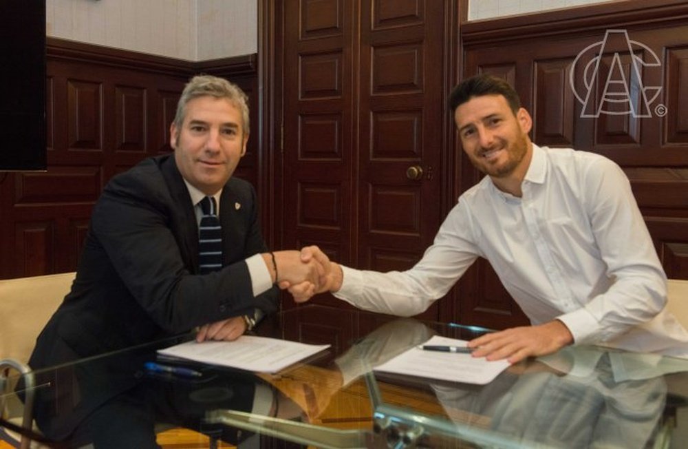O momento da assinatura do novo contrato de Aritz Aduriz. AthleticClub