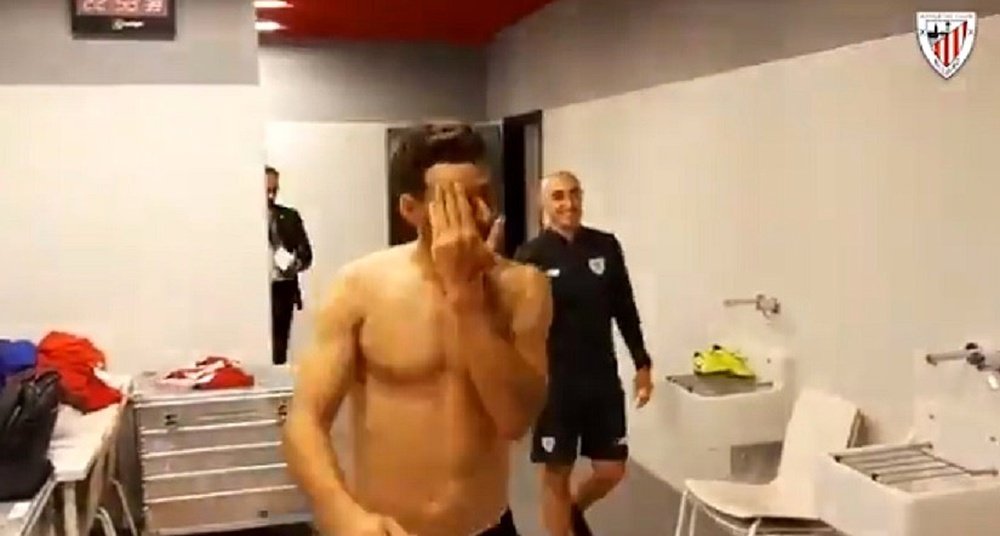 Autor de golaço contra o Barça, Aduriz foi recebido assim no vestiário. Captura/Athletic