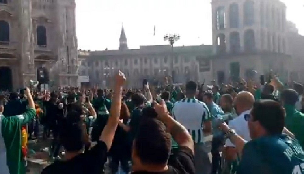 La afición del Betis invade Milán. Captura/Twitter