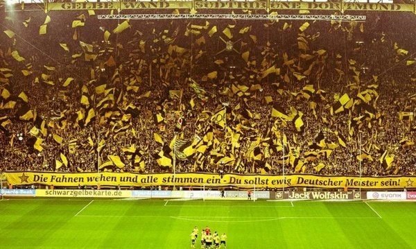Castigan el comportamiento de la afición del Borussia Dortmund. Twitter