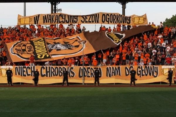 El Chrobry Głogów, de la Segunda División de Polonia, sorprendió a todos con un auténtico golazo en el partido contra el Zawisza Bydgoszcz. Los futbolistas culminaron una jugada que empezó en el centro del campo y desató la euforia de la afición.