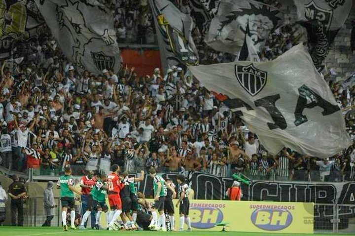 Una pelea entre hinchas del Cruzeiro y el Atlético Mineiro acabó con tres heridos