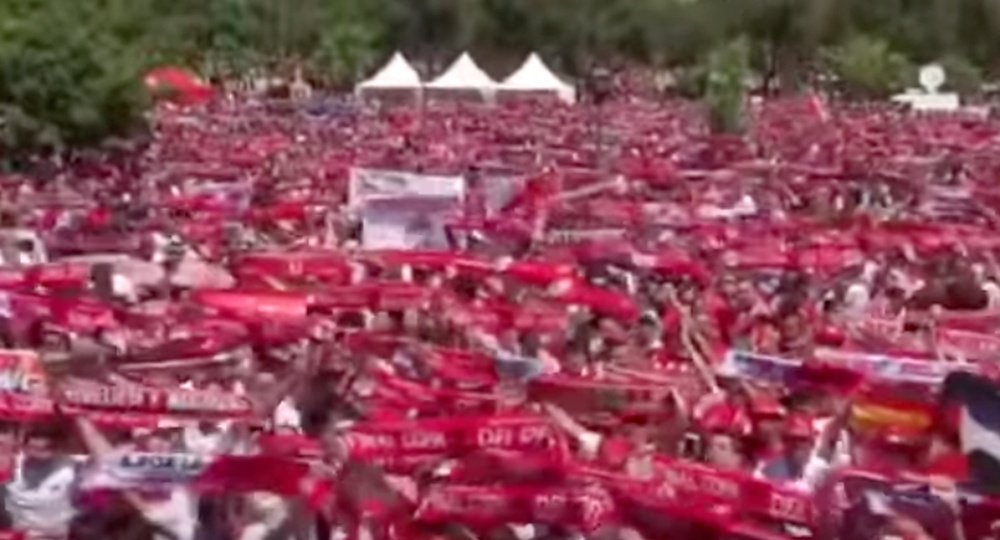 Afición del Sevilla cantando el himno del Centenario en la fan zone. Youtube-El Desmarque