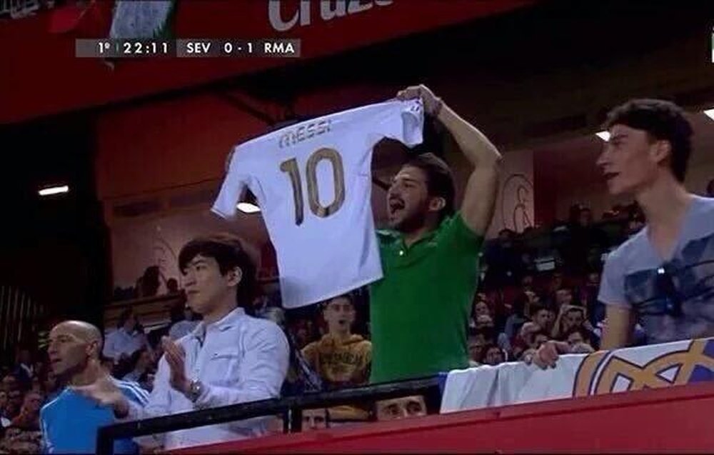 Aficionado con una camiseta de Messi en el Real Madrid. Twitter