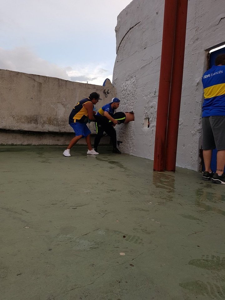 Insólito: Torcedor ficou preso em uma parede no Boca Juniors-Belgrano