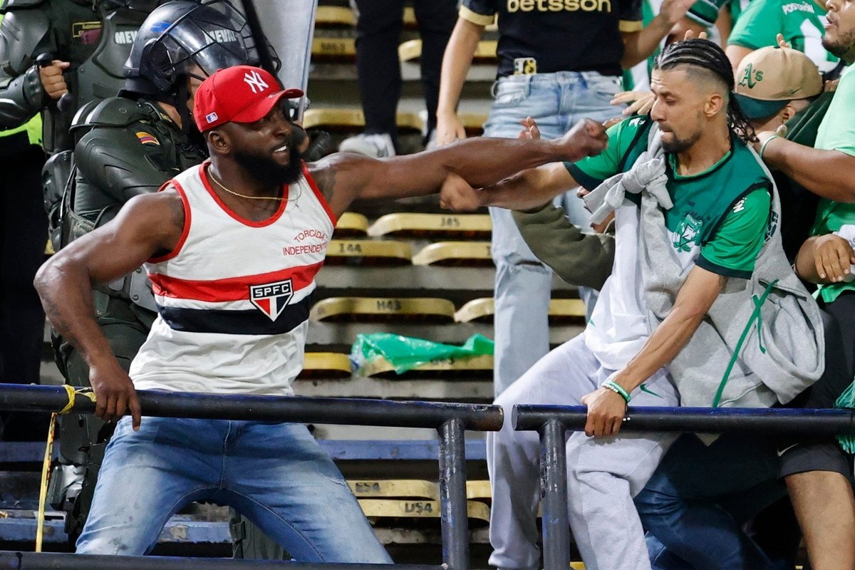 Após o apito final, a partida entre Atlético Nacional e São Paulo foi marcada por uma confusão nas arquibancadas, resultando na detenção de vários torcedores brasileiros pela polícia.