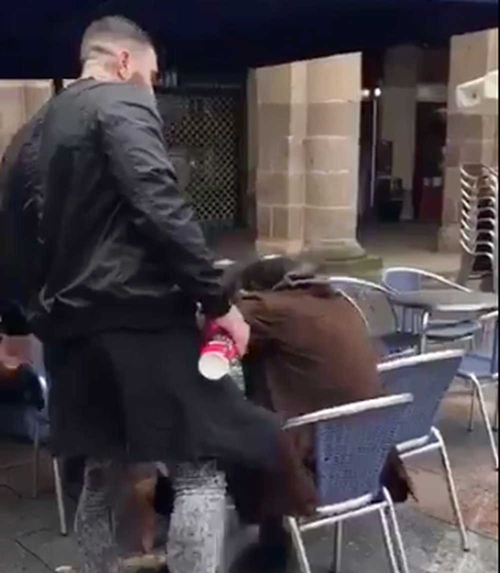Aficionado del Betis agrediendo a una persona en Bilbao. Twitter