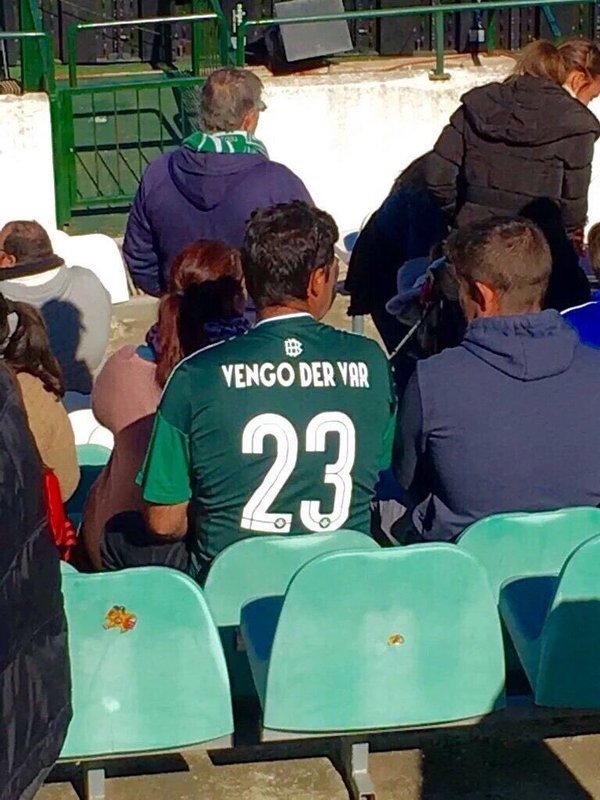 Aficionado del Betis con una curiosa camiseta. TribunaReservada