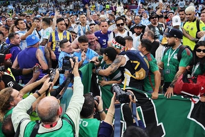 Esto no es fútbol: aficionados de México y de Argentina se pelearon en el estadio