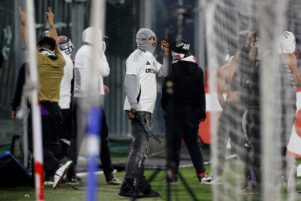 LA ANFP de Chile ha sancionado a más de 20 personas que invadieron el estadio Monumental en el Colo Colo-Fortaleza con hasta 18 años sin poder ingresar en los estadios. El encuentro acabó suspendido.