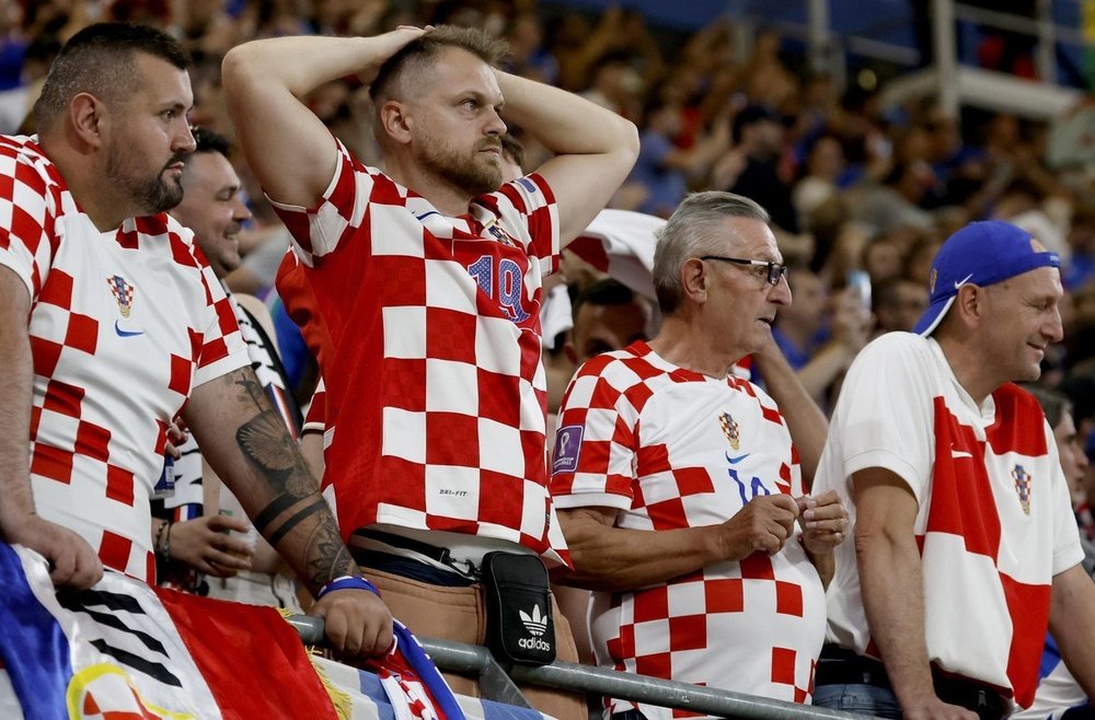Croatia fans threw objects and lighted flares at Euro 2024. EFE