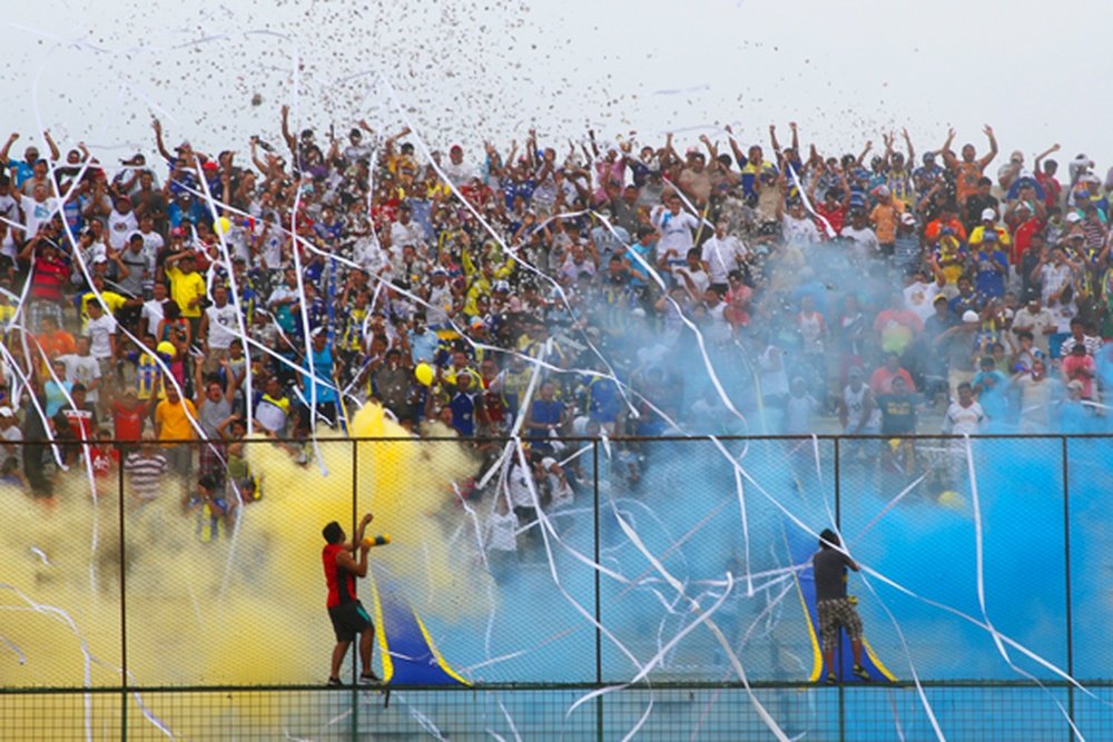 Aficionados de Delfín celebran un gol de su equipo en la Serie A de Ecuador. DelfinSC