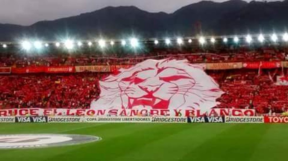 Aficionados de Independiente de Santa Fe, antes de un partido de Copa Libertadores. Twitter