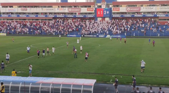 Torcedores do Paraná agrediram jogadores do próprio time. Twitter/pedrohmelo_
