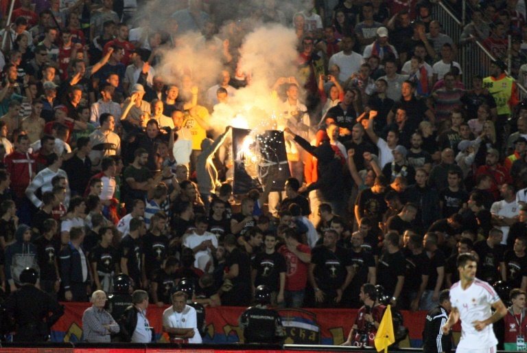 Aficionados de Serbia queman una bandera de la OTAN en el partido de ida contra Albania de hace casi un año