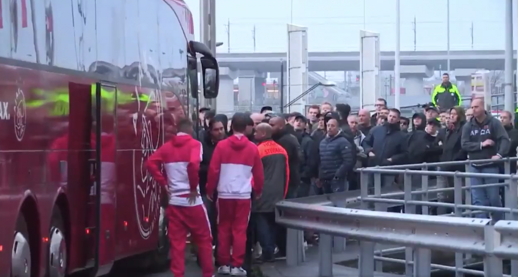 El Ajax sufrió la ira de sus hinchas tras perder ante el PSV
