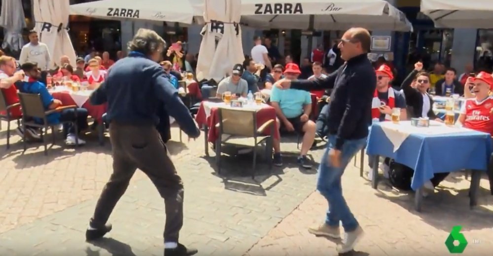 La afición del Arsenal insultó y humilló a los mendigos de la Plaza Mayor de Madrid. Captura