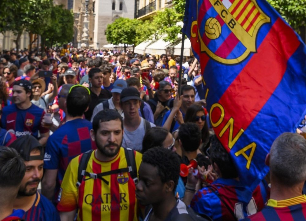 Un aficionado del Barcelona le rompió la nariz a un seguidor del Real Madrid. EFE