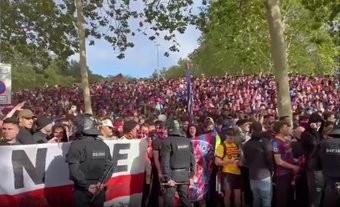 Un grand groupe de supporters du FC Barcelone a scandé 