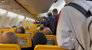 Aficionados del Bari se enfrentan al equipo a bordo del avión