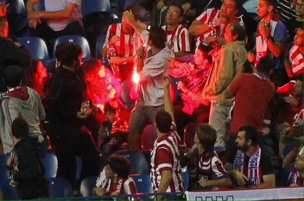 Aficionados del Benfica lanzan bengalas en el partido del Atlético de Madrid en el Calderón. Twitter