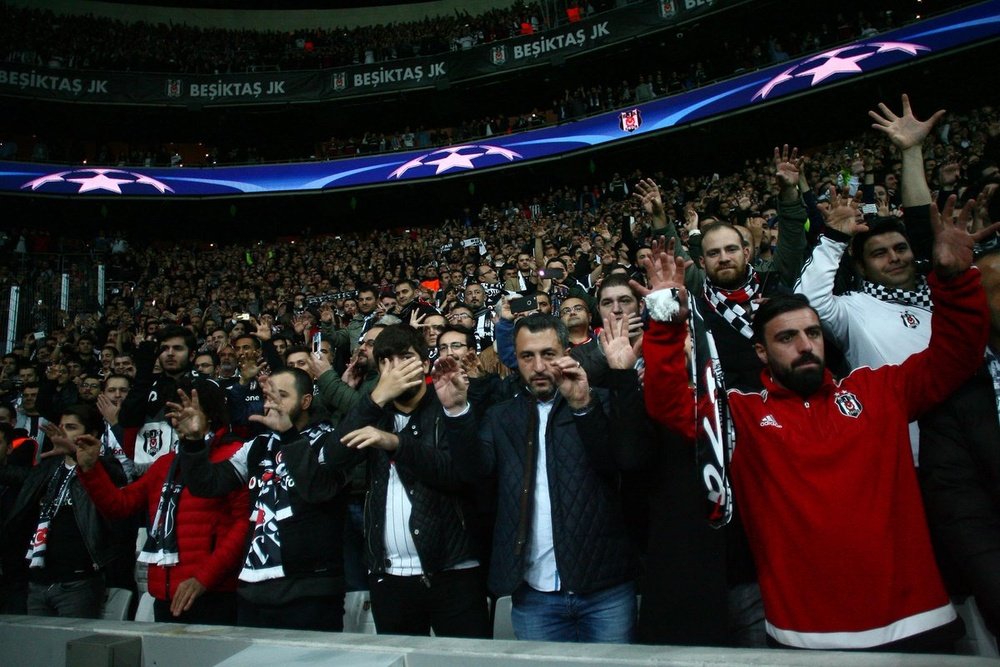 Aficionados del Besiktas animando en silencio, usando el lenguaje de signos, a su equipo ante el Benfica. Twitter/BesiktasEnglish
