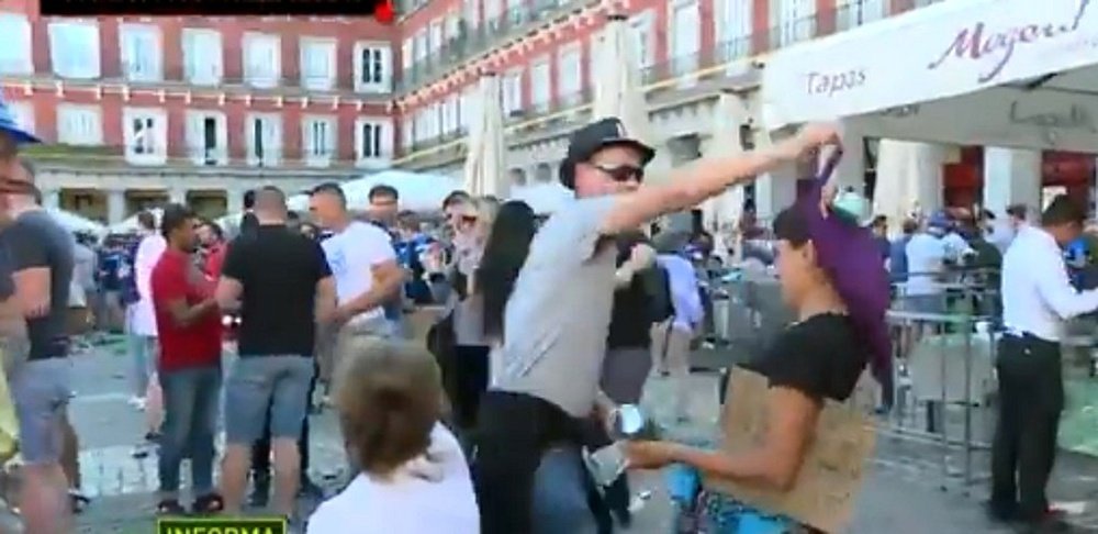 Un inspector de policía, entre los que humillaron a los mendigos en Madrid. Captura/LaSexta