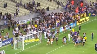 En el partido correspondiente a la jornada trigésimo segunda de la Liga Brasileña entre Ceará y Cuiabá, que acabó empate a uno, los aficionados del equipo local saltaron al césped del estadio como protesta a la mala situación del equipo.