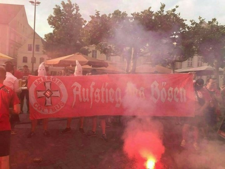 Alemania, escandalizada por la celebración de un ascenso vestidos del KKK