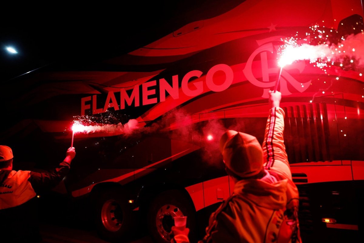 Duas mil pessoas se despedem do Flamengo, que viajou com Gerson e Jorginho, para o Mundial