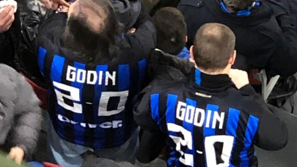 La afición del Inter se acordó de Godín y la Juventus. Twitter/aaguila_espn