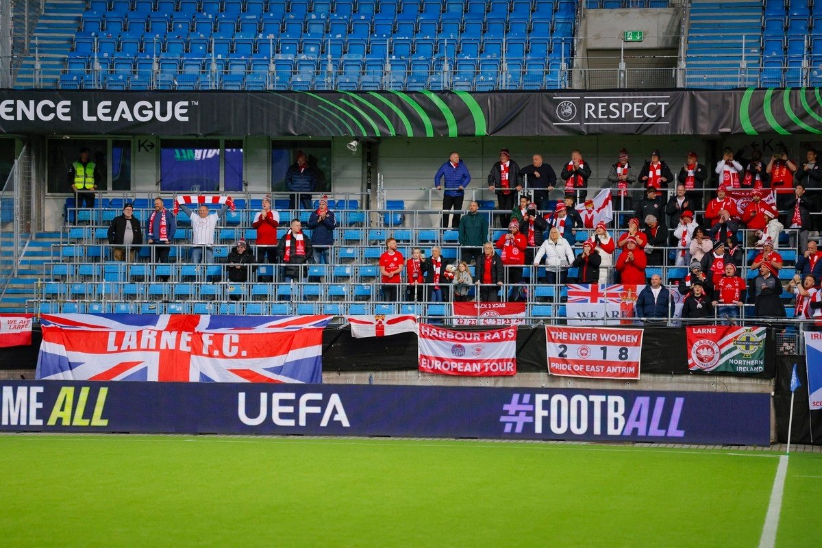 Por primera vez en la historia, un club de Irlanda del Norte y otro de la República de Irlanda se enfrentan en la fase final de una competición europea. Larne y Shamrock Rovers, dos clubes pujantes de cada tierra, luchan en Belfast exclusivamente por tres puntos de Conference League.