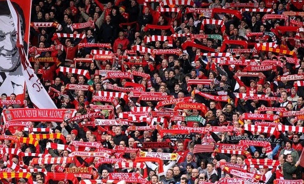 Afición del Liverpool cantando el You'll Never Walk Alone en Anfield. Twitter
