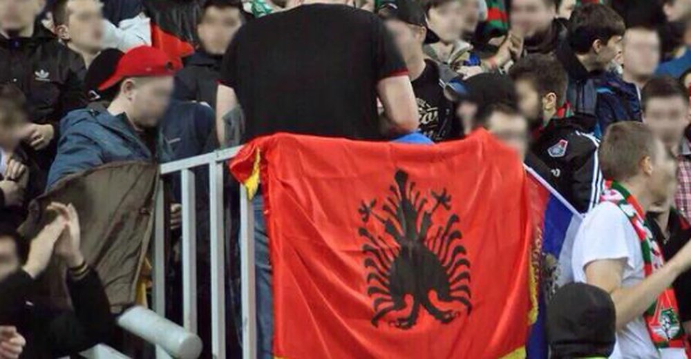 Aficionados del Lokomotiv de Moscú, con una bandera albanesa colgada del revés, durante el partido que les enfrentó al Skenderbreu en Europa League. Twitter
