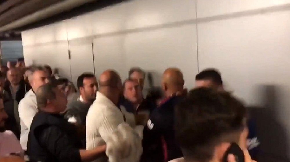 Aficionados se insultaron en los pasillos del Bernabéu. Captura/Goal