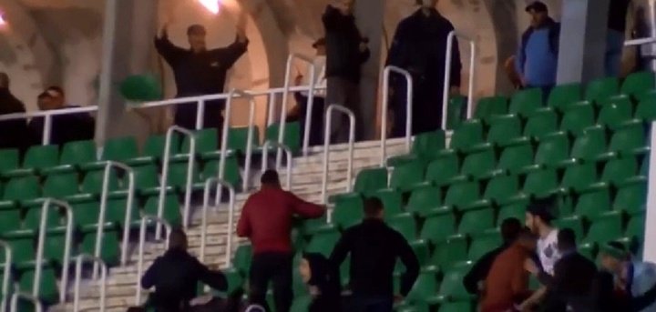 A sillazos: batalla entre aficionados y policías en Argelia