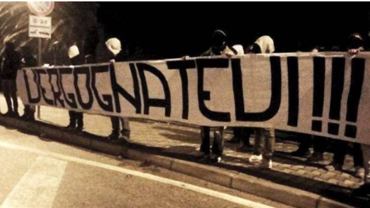 Duras protestas de los hinchas del Pescara. Twitter