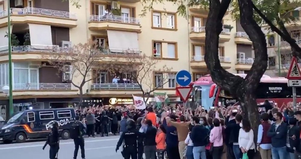 Flares and no social distancing before Sevilla derby. Screenshot/FranCamposv90