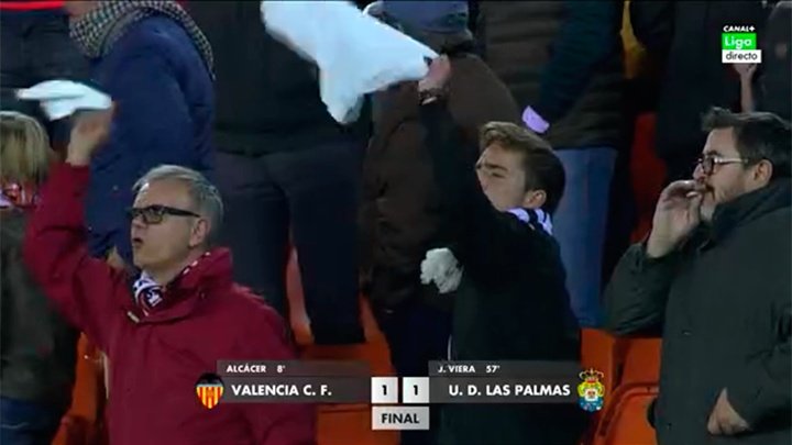 Aficionados del Valencia, despidiendo con pitos y pañuelos a su equipo tras empatar contra Las Palmas. Twitter