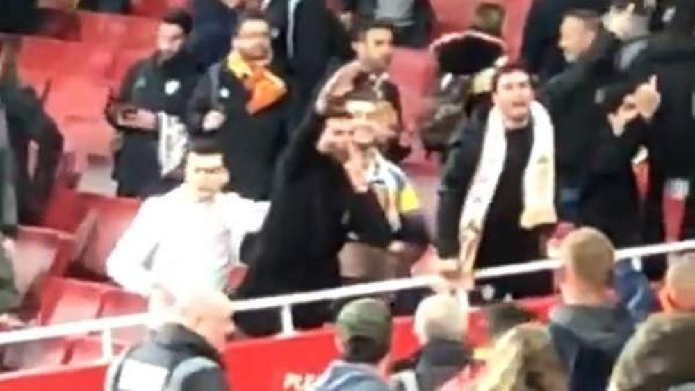 Des gestes nazis et racistes des supporteurs de Valence face à ceux d'Arsenal. Capture/Twitter