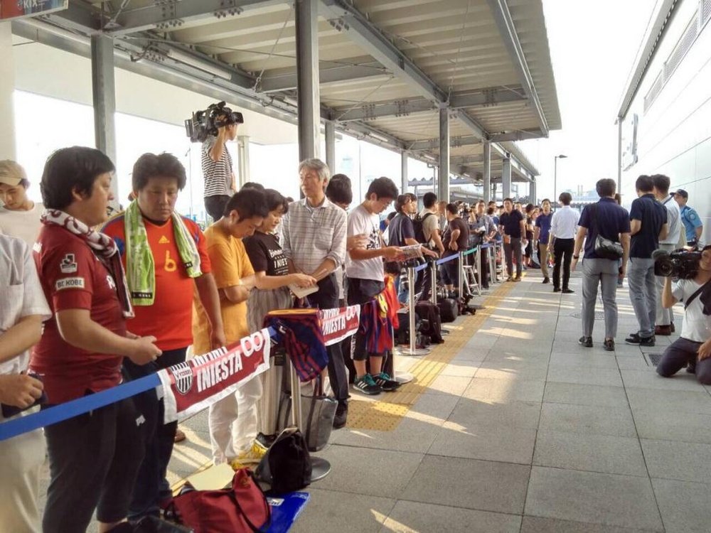 Aficionados del Vissel Kobe esperando la llegada de Iniesta. Twitter/vissel_kobe