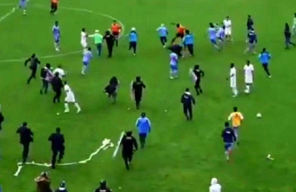 Pelea en un duelo de la Copa Perú. Captura/Olé