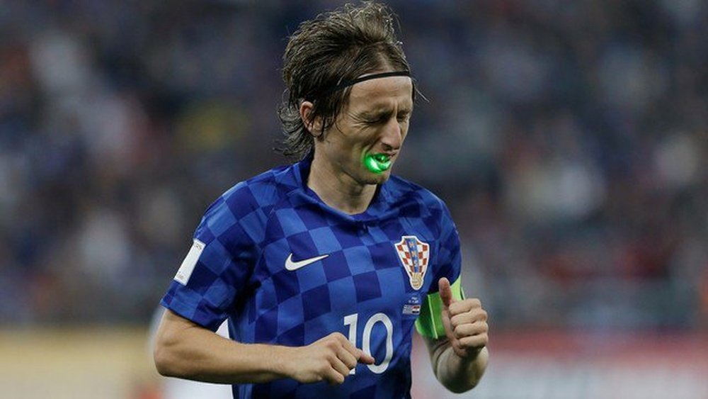 Aficionados griegos molestaron a Luka Modric con un láser. Twitter/Eurosport