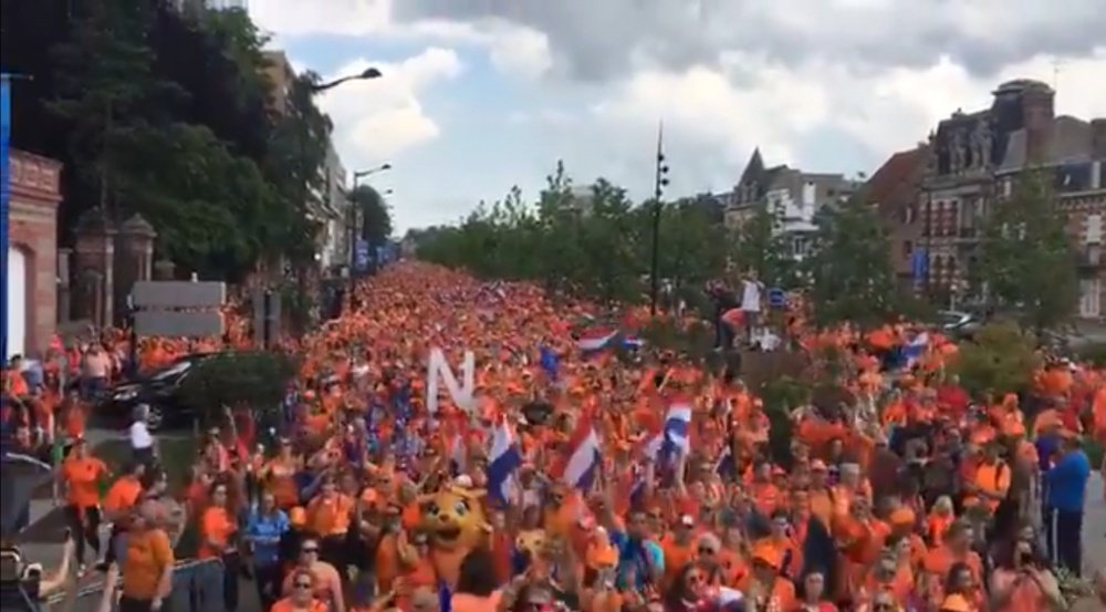 Una marea de 10.000 holandeses toma Francia. Twitter/oranjevrouwen