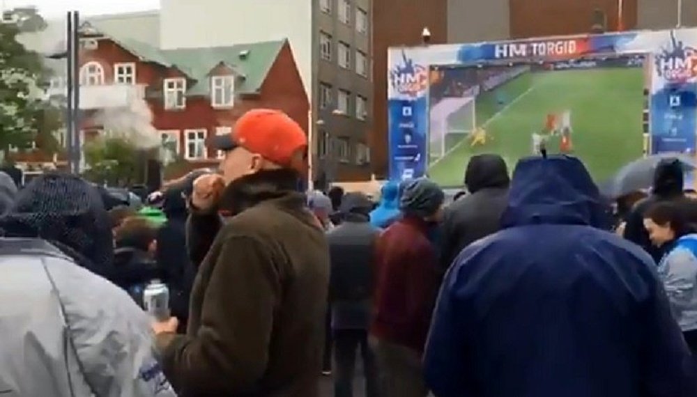 Una pareja argentina vio el partido en Islandia. Captura
