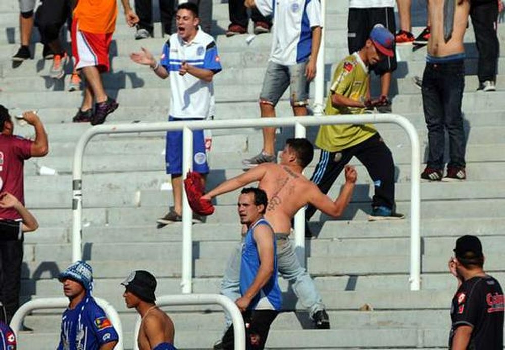 Aficionados lanzan piedras en el partido entre Racing y Godoy Cruz. Twitter